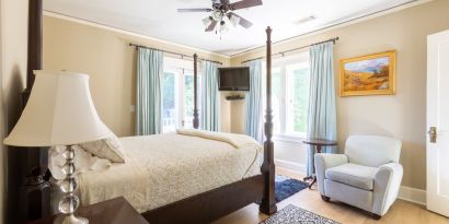 Day use room with natural light at Arroyo Vista Inn.