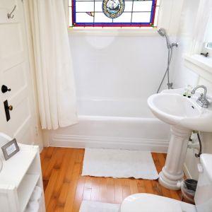 Guest bathroom with shower and tub at Arroyo Vista Inn.