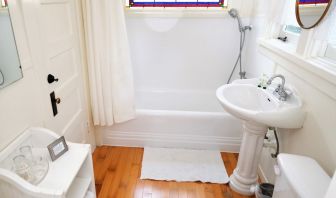 Guest bathroom with shower and tub at Arroyo Vista Inn.