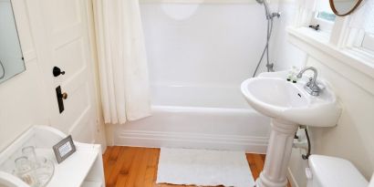 Guest bathroom with shower and tub at Arroyo Vista Inn.