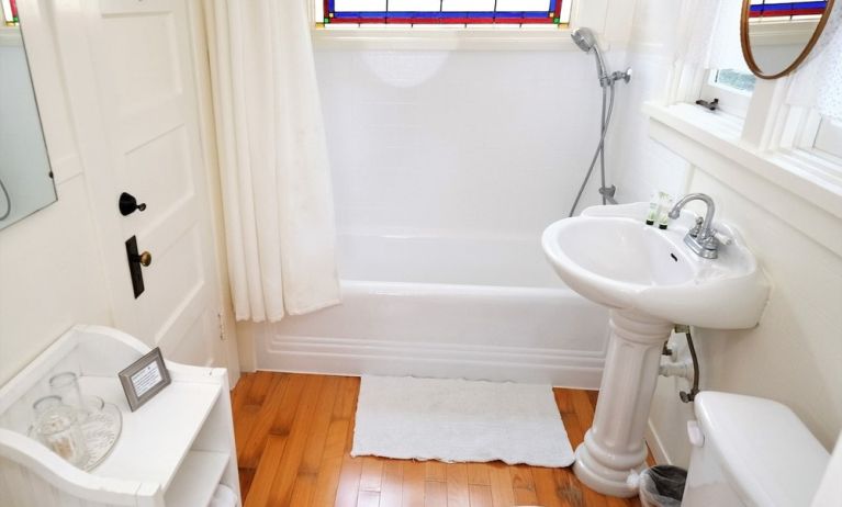 Guest bathroom with shower and tub at Arroyo Vista Inn.
