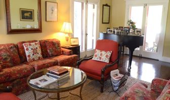 Lounge area at Arroyo Vista Inn.