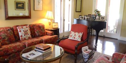 Lounge area at Arroyo Vista Inn.