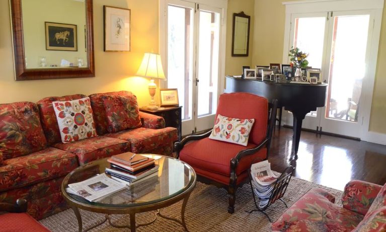 Lounge area at Arroyo Vista Inn.