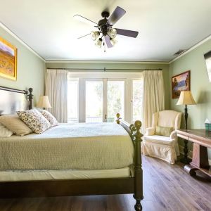 Day use room with natural light at Arroyo Vista Inn.
