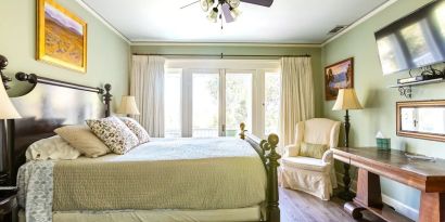 Day use room with natural light at Arroyo Vista Inn.