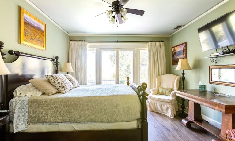 Day use room with natural light at Arroyo Vista Inn.