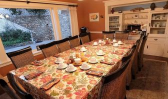 Dining area at Arroyo Vista Inn.