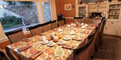 Dining area at Arroyo Vista Inn.