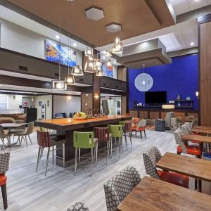 Dining room at Hampton Inn & Suites Houston-Bush Intercontinental Aprt.