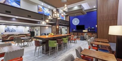 Dining room at Hampton Inn & Suites Houston-Bush Intercontinental Aprt.