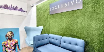 Lobby seating at Exclusivo Inn & Suites. 