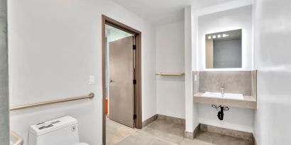 Private guest bathroom with shower at Exclusivo Inn & Suites. 