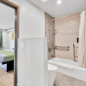 Private guest bathroom with shower at Exclusivo Inn & Suites. 