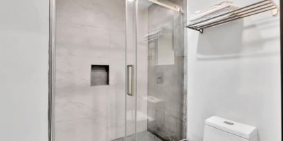 Private guest bathroom with shower at Exclusivo Inn & Suites. 