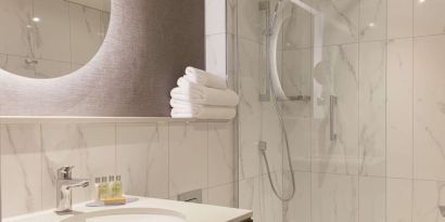 Guest bathroom at DoubleTree By Hilton London Elstree.