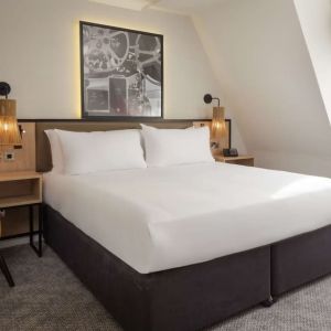 King room with natural light at DoubleTree By Hilton London Elstree.