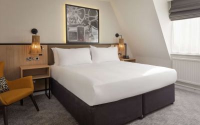 King room with natural light at DoubleTree By Hilton London Elstree.