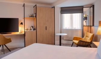 King room with natural light at DoubleTree By Hilton London Elstree.
