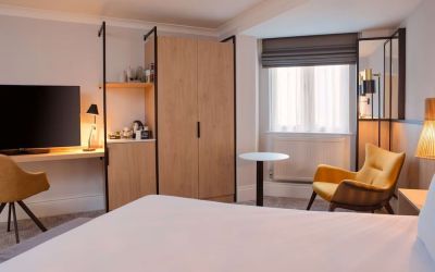 King room with natural light at DoubleTree By Hilton London Elstree.