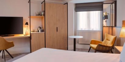 King room with natural light at DoubleTree By Hilton London Elstree.