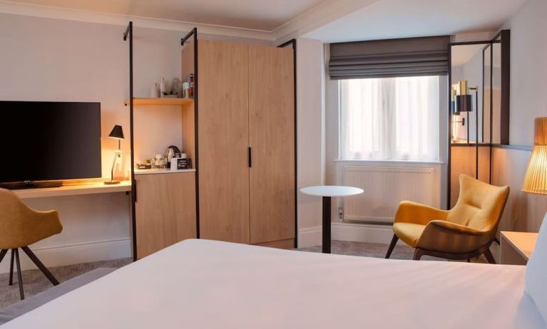 King room with natural light at DoubleTree By Hilton London Elstree.