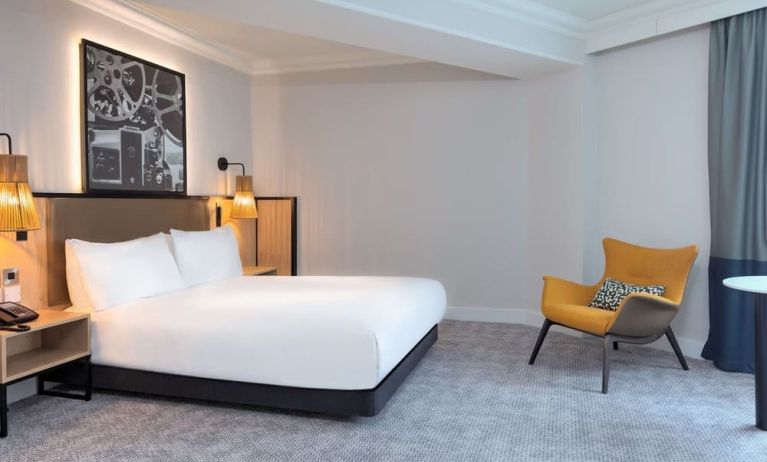 King room with natural light at DoubleTree By Hilton London Elstree.