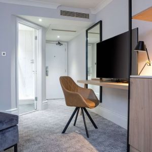 King room with natural light at DoubleTree By Hilton London Elstree.