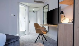 King room with natural light at DoubleTree By Hilton London Elstree.