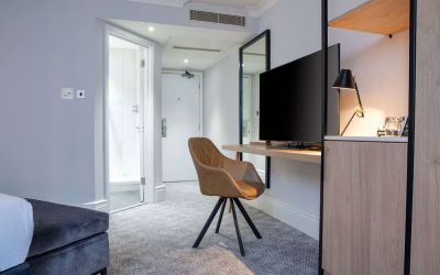 King room with natural light at DoubleTree By Hilton London Elstree.