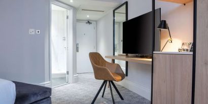 King room with natural light at DoubleTree By Hilton London Elstree.