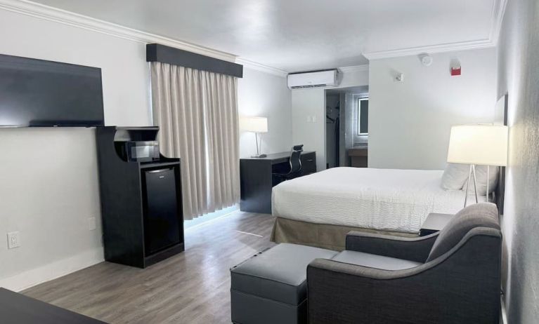 King room at The Harrison Hotel Downtown Hollywood.