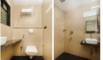 Guest bathroom with shower at THE BEST HOTEL MUMBAI.