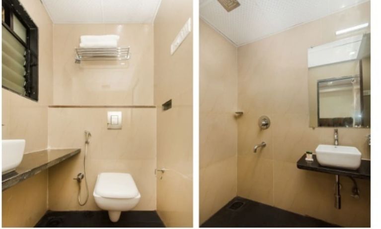 Guest bathroom with shower at THE BEST HOTEL MUMBAI.