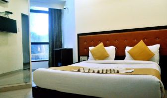 Cozy king room at THE BEST HOTEL MUMBAI.