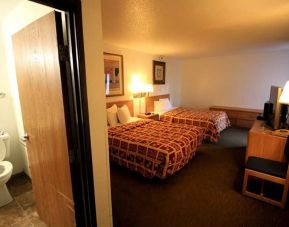 Day use twin room with private bathroom at Norwood Inn Minneapolis Roseville.