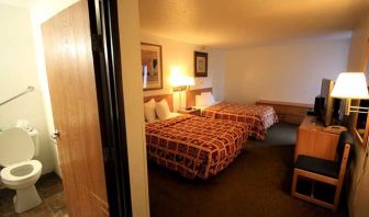 Day use twin room with private bathroom at Norwood Inn Minneapolis Roseville.
