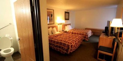 Day use twin room with private bathroom at Norwood Inn Minneapolis Roseville.