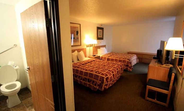 Day use twin room with private bathroom at Norwood Inn Minneapolis Roseville.