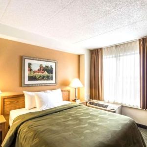 Bright day use room at Hotel Inn Milwaukee.