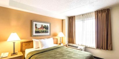 Bright day use room at Hotel Inn Milwaukee.