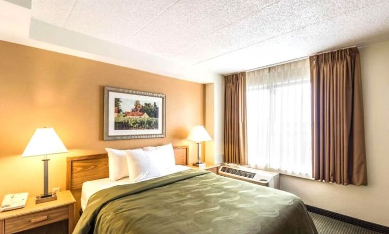 Bright day use room at Hotel Inn Milwaukee.