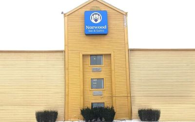 Exterior of Hotel Inn Milwaukee.