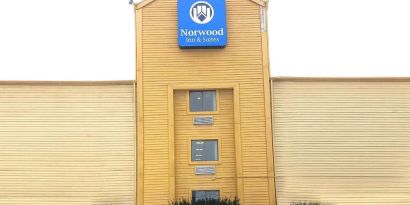 Exterior of Hotel Inn Milwaukee.