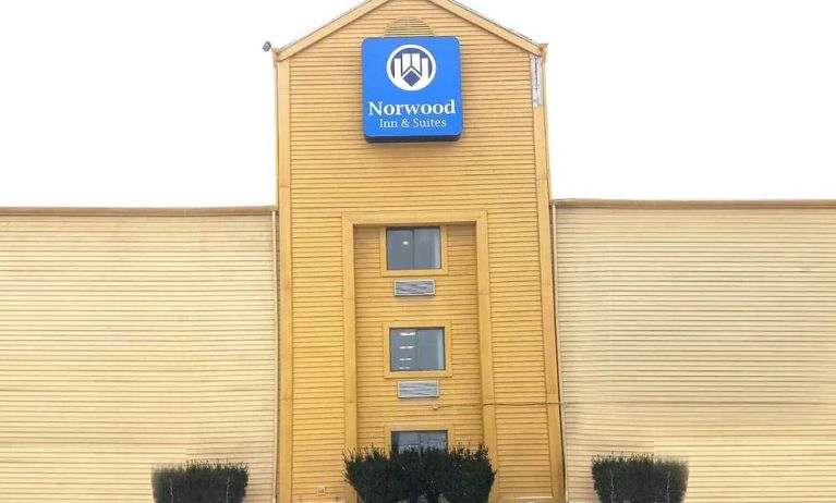 Exterior of Hotel Inn Milwaukee.