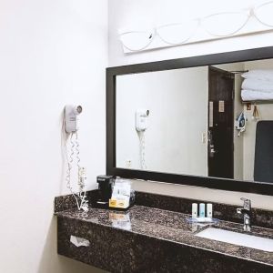 Private bathroom with shower and free toiletries at Hotel Inn Milwaukee.