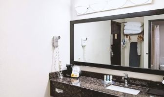 Private bathroom with shower and free toiletries at Hotel Inn Milwaukee.