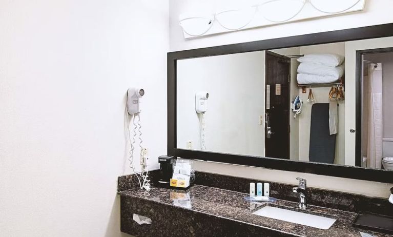 Private bathroom with shower and free toiletries at Hotel Inn Milwaukee.