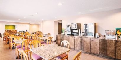 Dining area at Hotel Inn Milwaukee.
