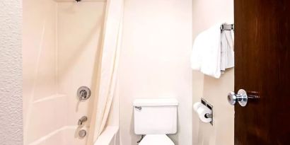 Private guest bathroom with combined shower and tub at Hotel Inn Milwaukee.